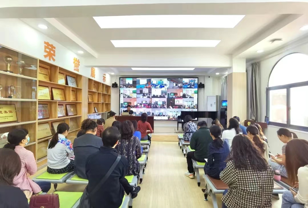 搭建学习平台，促进高效课堂——青少年宫组织开展信息化软件学习讲座