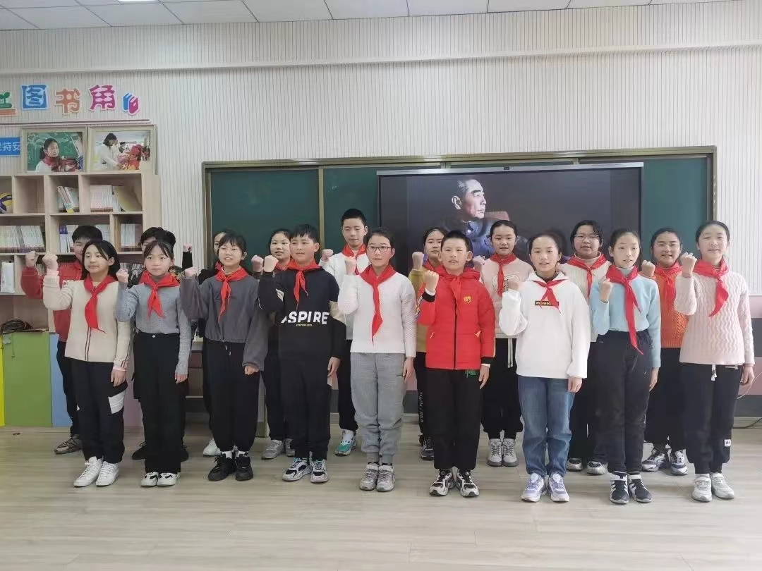 周恩来总理诞辰125周年，一起听《最后的歌声》《我愿做总理胸前的那枚小像章